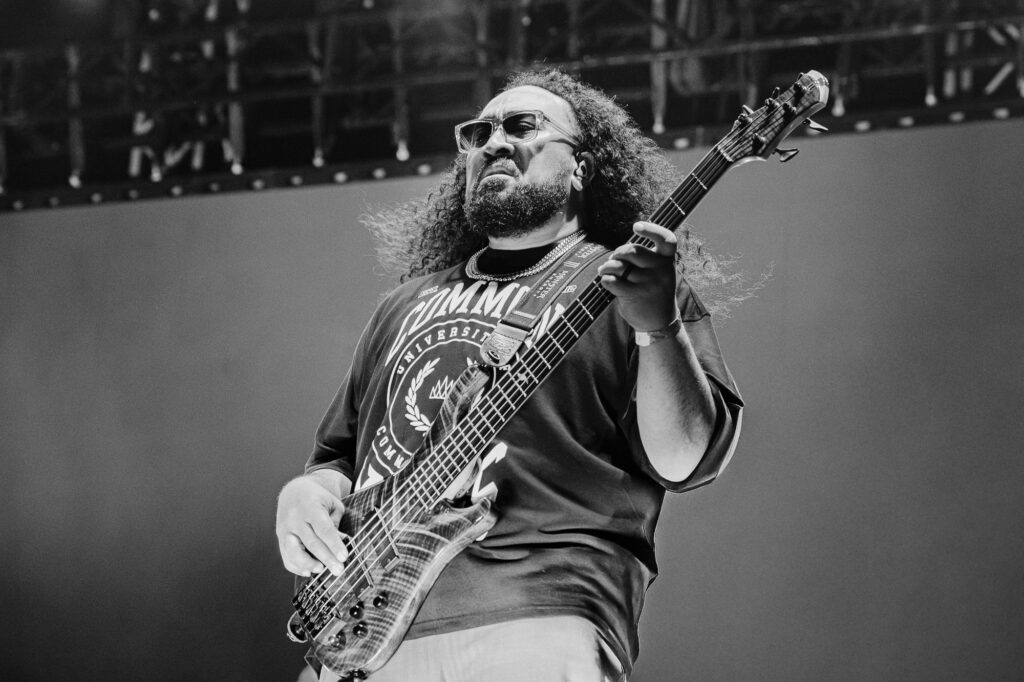Common-Kings-Concert-Los-Angeles-May-23-2026-by-Zharmaaaine-40 – The 824 Journal Black-and-white photo of a bearded bassist with glasses playing a bass guitar on a concert stage.