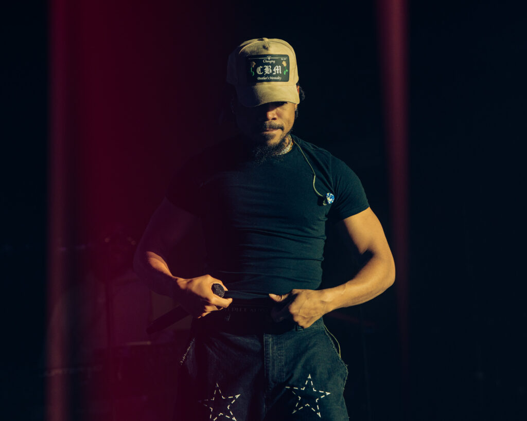 Chance the Rapper at Hollywood Palladium, Los Angeles, September 20, 2026 (25) – The 824 Journal Chance the Rapper holding a microphone on stage at the Hollywood Palladium, wearing a beige cap and black shirt.