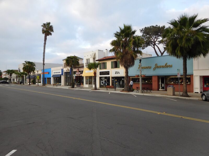 Palm trees and low storefronts lining Girard Avenue in La Jolla Village