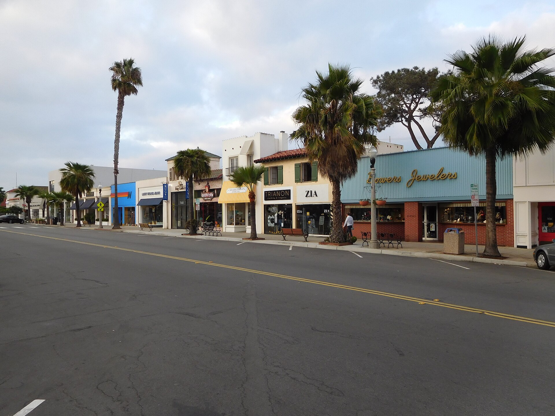 Palm trees and low storefronts lining Girard Avenue in La Jolla Village