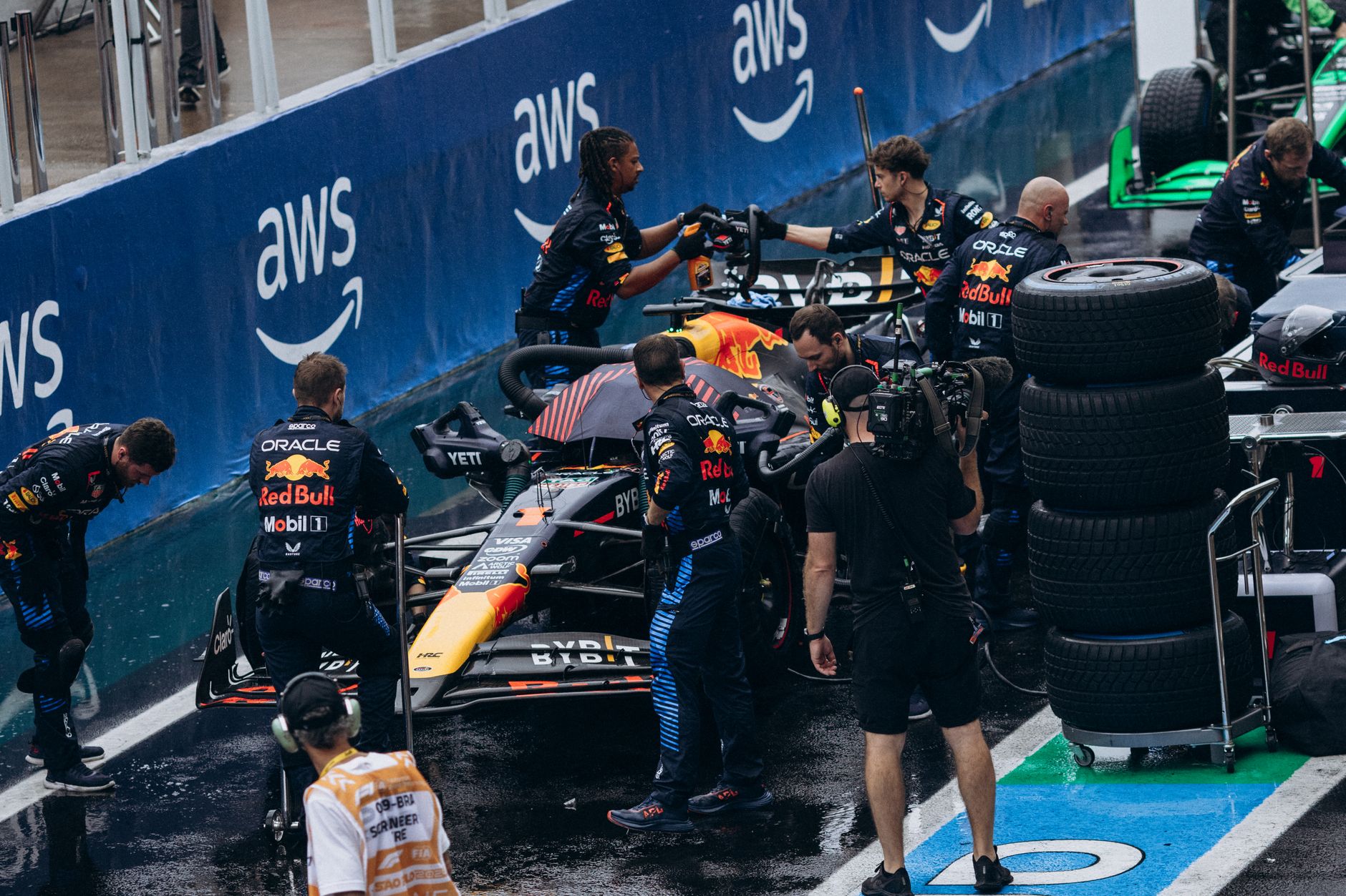 professional pit stop at formula one race