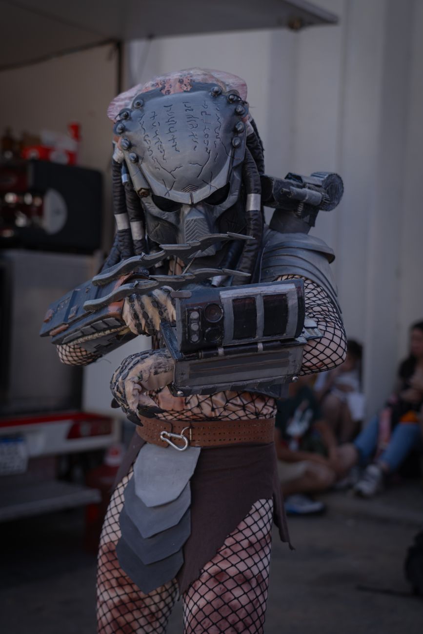 predator cosplayer at buenos aires event