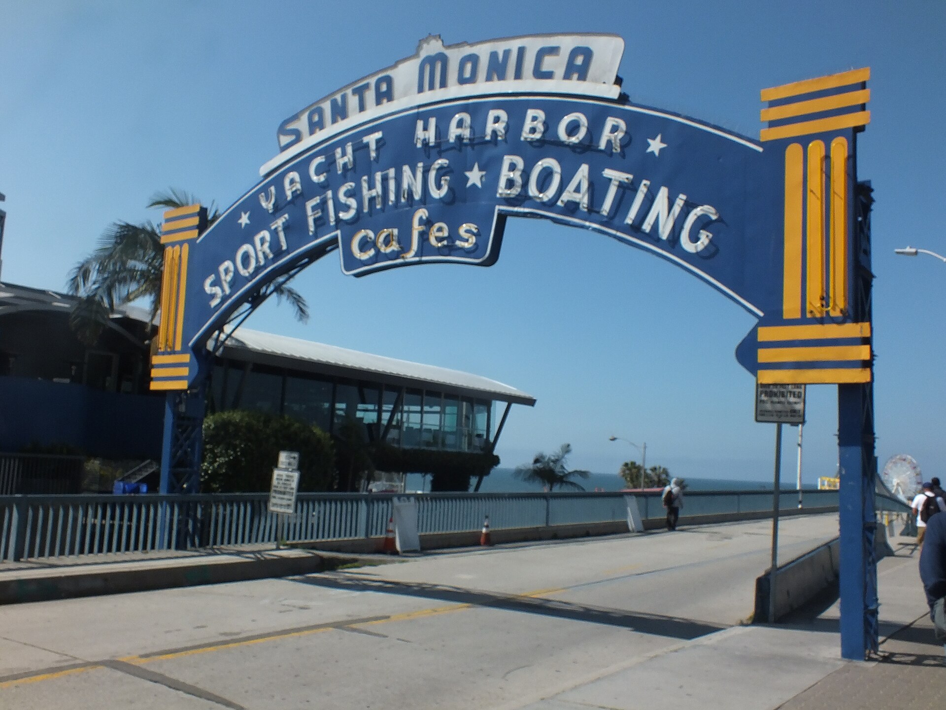 The arched sign at the entrance to the Santa Monica Pier